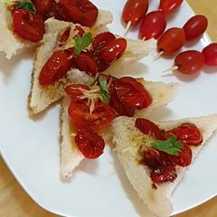 A picture of Tomato Garlic Toast.