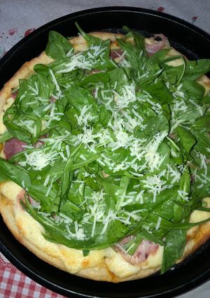 Una foto de Pizza de crudo con rúcula 👌