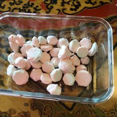 A picture of Colorful Meringues.