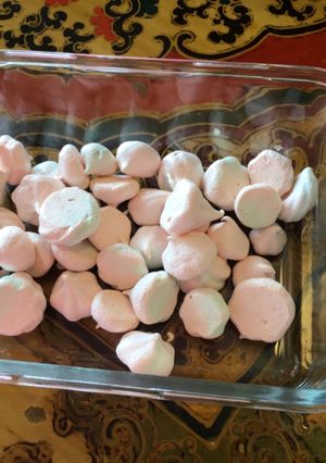 A picture of Colorful Meringues.