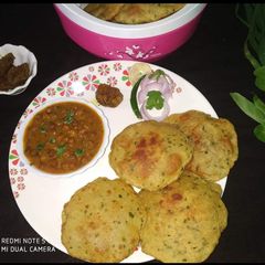 A picture of Aloo palak ki puri With chana masala jhor.