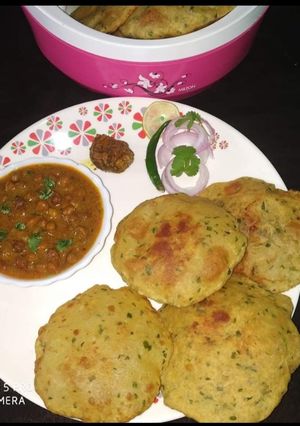 A picture of Aloo palak ki puri With chana masala jhor.