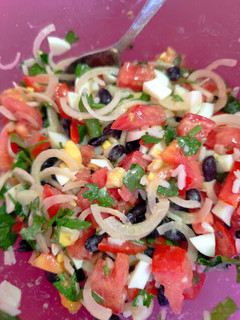 Una foto de Ensalada de colores, bien completa