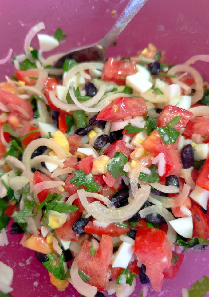 Una foto de Ensalada de colores, bien completa