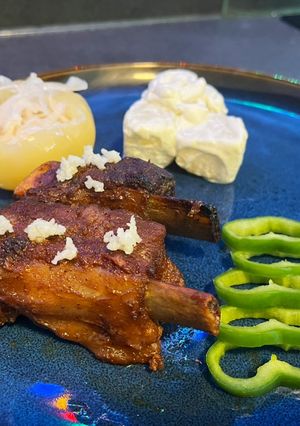 Mézes-fokhagymás sült oldalas kemencében, majonézes burgonyával recept fotója