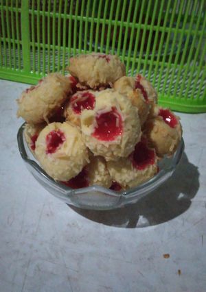 Foto resep Crunchy Strawberry Cheese Thumbprint Cookies