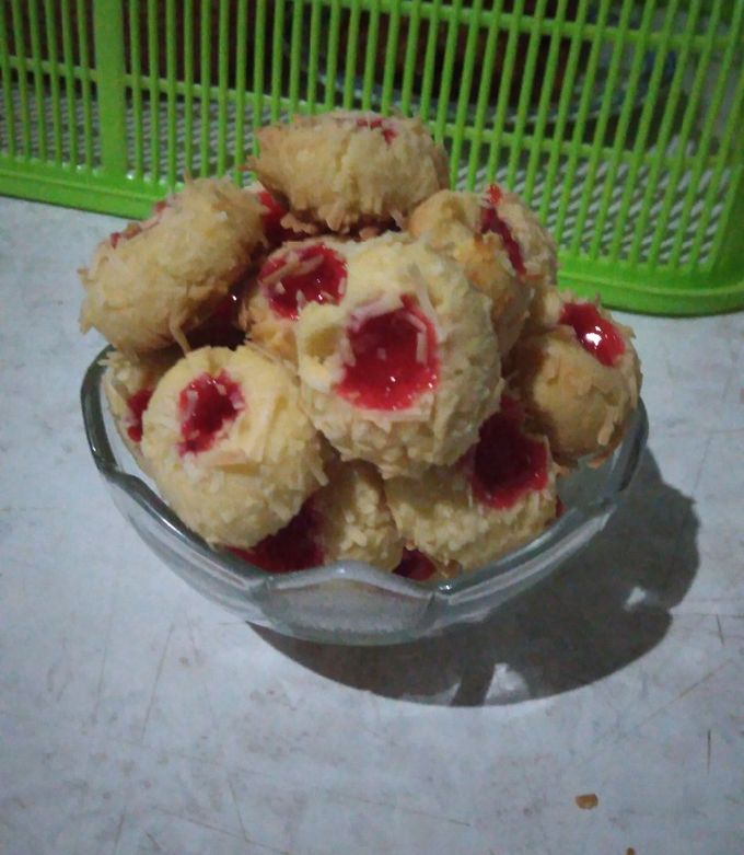 Foto resep Crunchy Strawberry Cheese Thumbprint Cookies