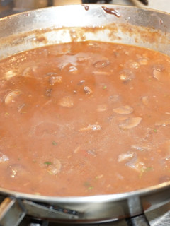 Una foto de Salsa de champiñones cremini con merlot. JON STYLE