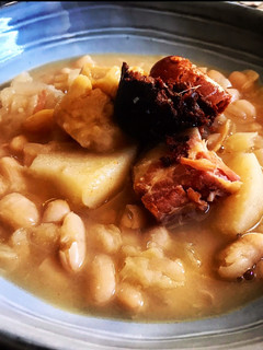 A picture of Alubias estofadas en olla de cocción lenta (crock pot).