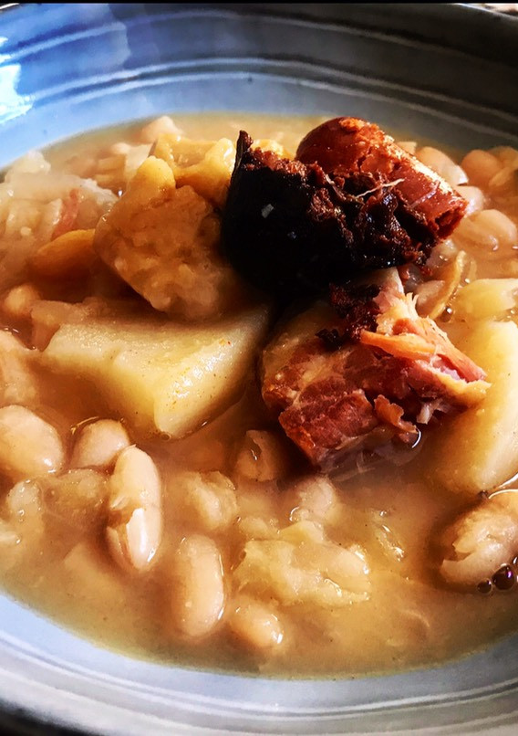 Una foto de Alubias estofadas en olla de cocción lenta (crock pot)