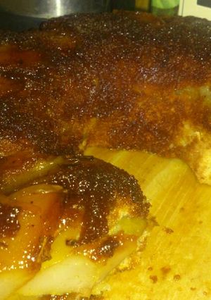 Una foto de Torta tatín de peras, miel y canela
