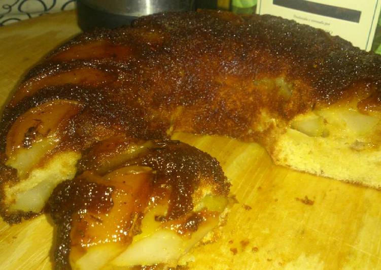 Torta tatín de peras, miel y canela
