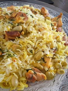 Una foto de Arroz basmati con pollo, habas y eneldo
