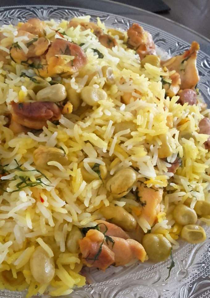Una foto de Arroz basmati con pollo, habas y eneldo