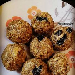Roti ke laddu (Sweet balls of leftover roti) A picture of Roti ke laddu (Sweet balls of leftover roti).