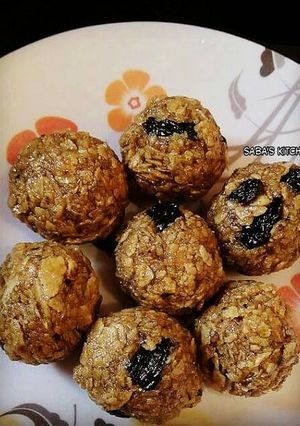 A picture of Roti ke laddu (Sweet balls of leftover roti).