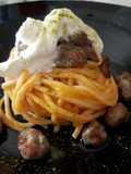 Spaghetti con crema di zucca, salsiccia e stracciatella