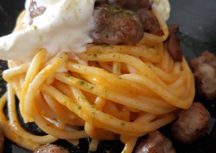 Spaghetti con crema di zucca, salsiccia e stracciatella
