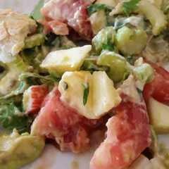 Una foto de Ensalada de camarones y kanikama