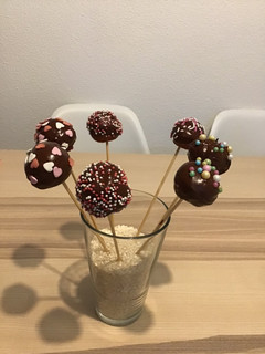 Una foto de Cake pops 🍩 agujeros de donuts decorados 😋