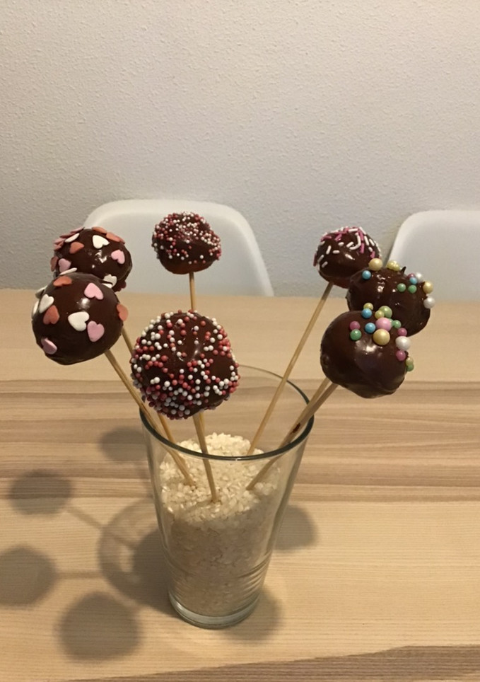 Una foto de Cake pops 🍩 agujeros de donuts decorados 😋