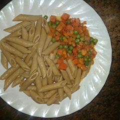 A picture of Macoroni with peas.