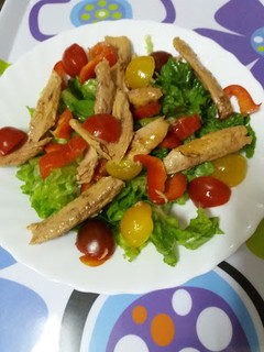 Foto principal de Ensalada de lechuga con melva, pimiento rojo y tomate cherry
