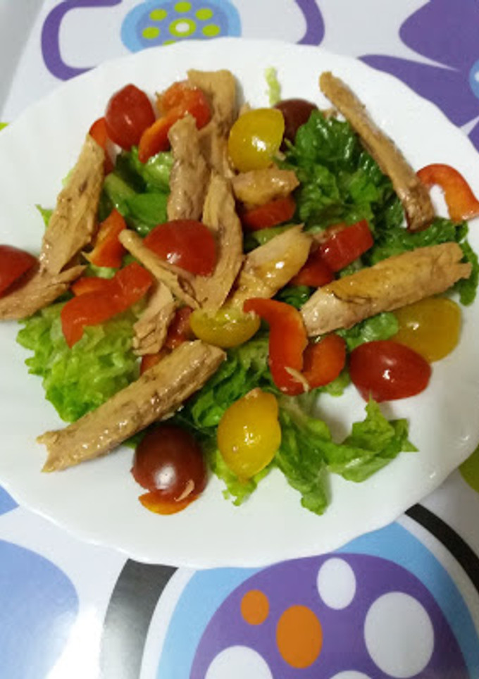 Una foto de Ensalada de lechuga con melva, pimiento rojo y tomate cherry