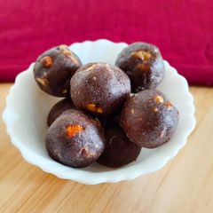 A picture of Ragi walnut ladoo.