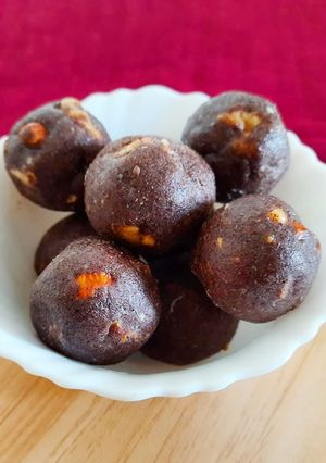 A picture of Ragi walnut ladoo.