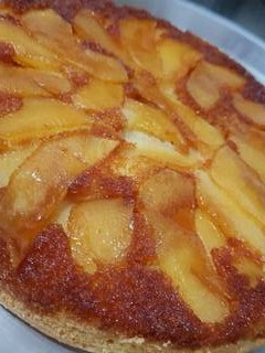 Una foto de Torta invertida de manzana y pera