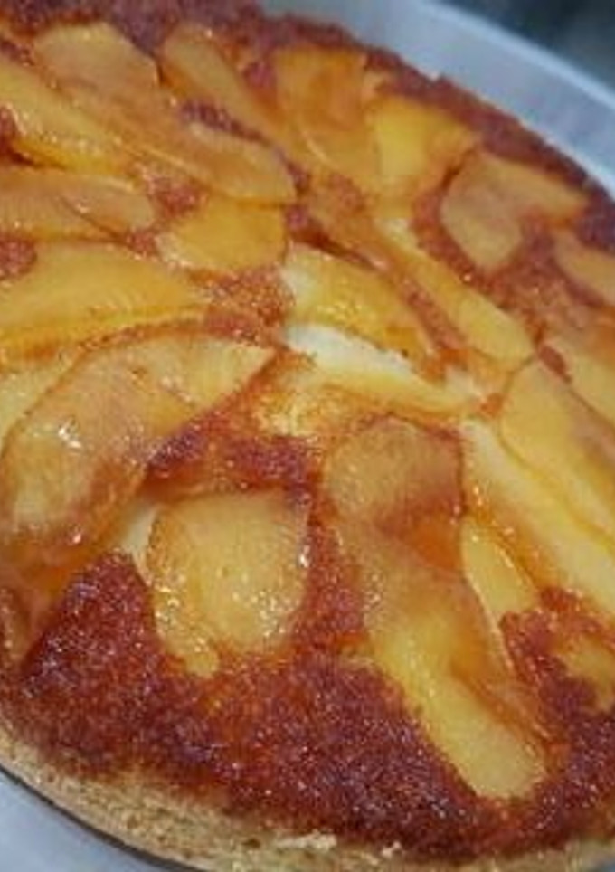 Una foto de Torta invertida de manzana y pera