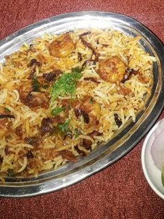 कोळंबी बिर्याणी (kolambi biryani recipe in marathi) रेसिपी चे मुख्य फोटो