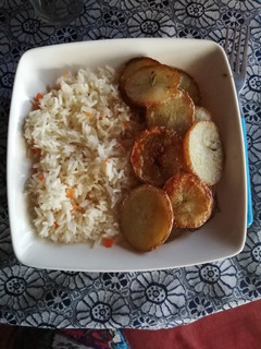 Una foto de Arroz graneado con papas rústicas al romero