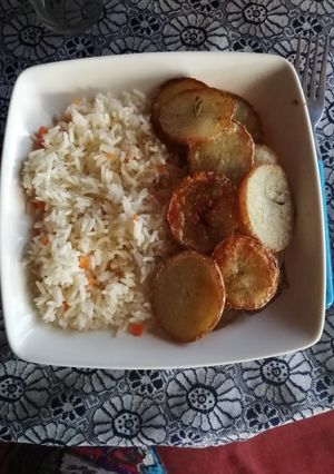 Una foto de Arroz graneado con papas rústicas al romero