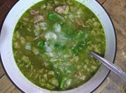 Una foto de carne en chile ancho