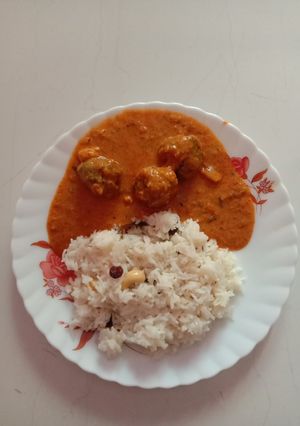 A picture of Ghee Rice with Palak Kofta Curry.