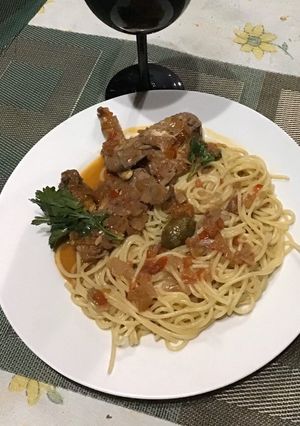 Una foto de Alitas de pollo a la aceituna con guarnición de fideos tallarines