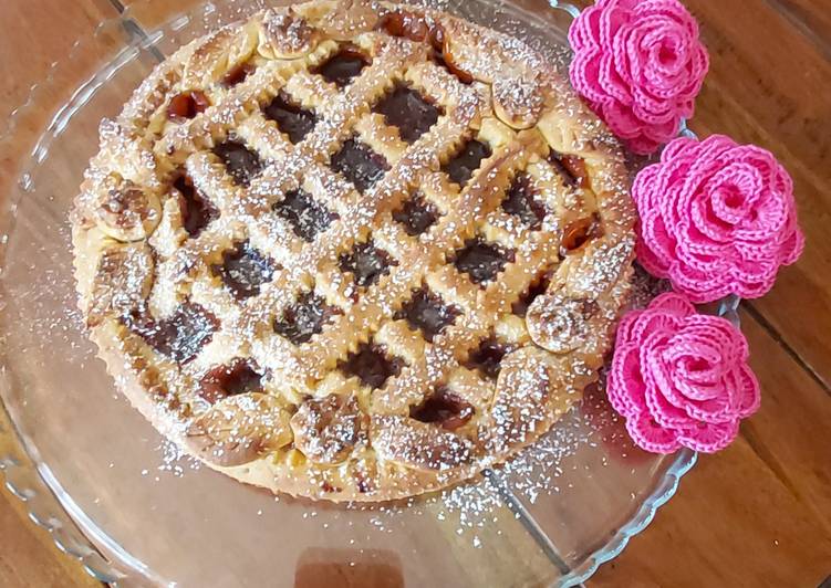 Crostata con marmellata di pesche e susine fatta in casa