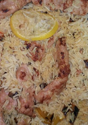 Una foto de Arroz basmati con hamburguesa de pollo en wok