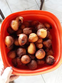 Una foto de Buñuelos dulces con pasas de uva