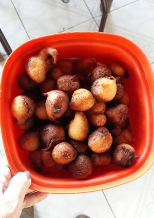 Una foto de Buñuelos dulces con pasas de uva