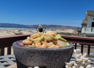 Una foto de Molcajete de Camarones y callos de hacha