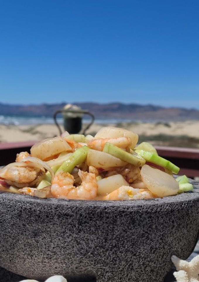 Una foto de Molcajete de Camarones y callos de hacha
