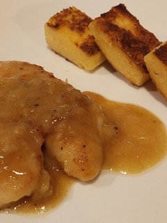 Una foto de Supremas de pollo a la mostaza y miel con polenta grillada