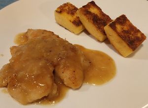 Una foto de Supremas de pollo a la mostaza y miel con polenta grillada