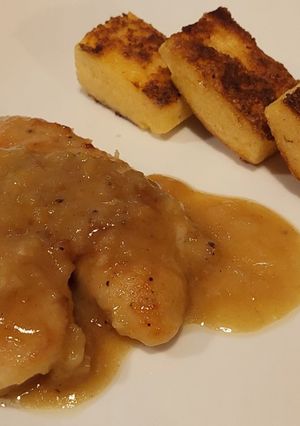 Una foto de Supremas de pollo a la mostaza y miel con polenta grillada