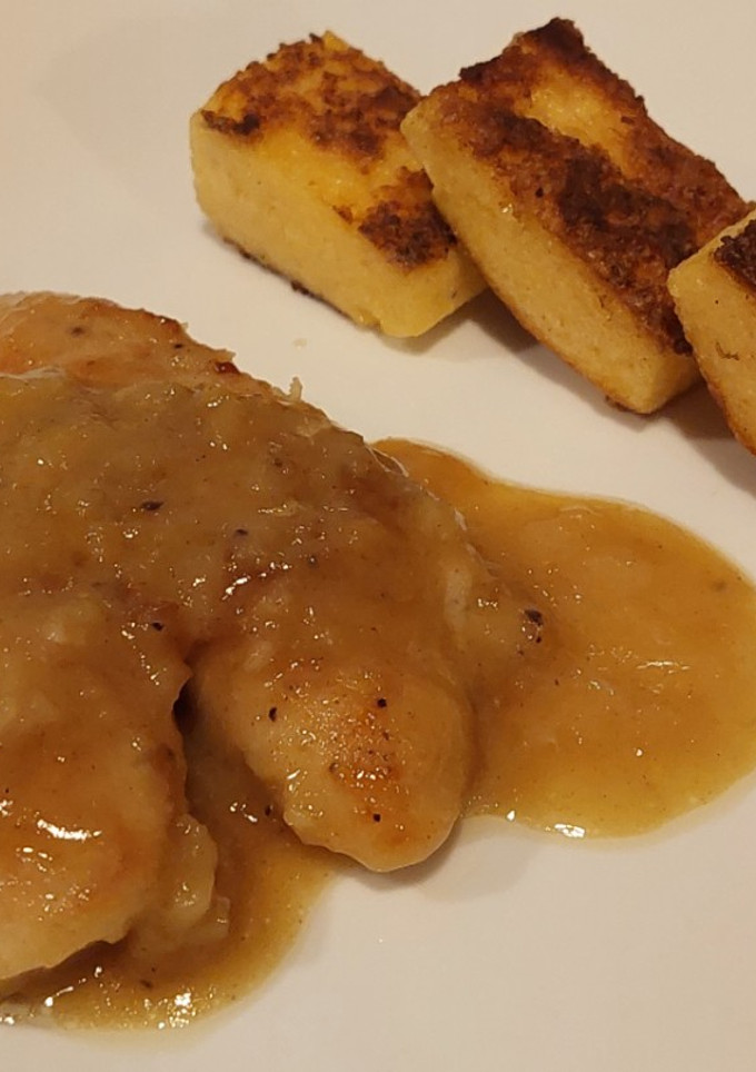 Una foto de Supremas de pollo a la mostaza y miel con polenta grillada