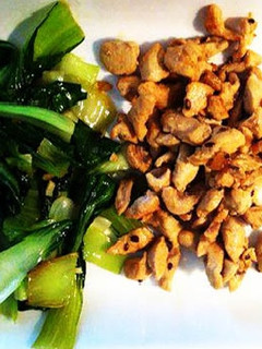 Una foto de Salteado de pollo con pak choi, miel y sésmo
