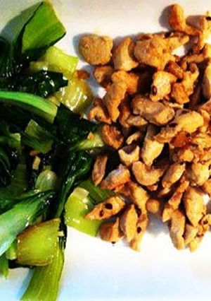 Foto principal de Salteado de pollo con pak choi, miel y sésmo